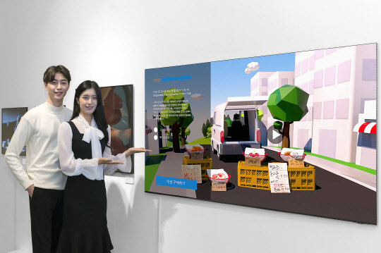 삼성전자 모델이 서울 잠실 롯데월드타워몰에 위치한 '넥스트 뮤지엄'에서 네오 QLED 8K와 더 프레임을 통해 전시되는 대체불가토큰(NFT) 작품을 소개하고 있다. 삼성전자 제공